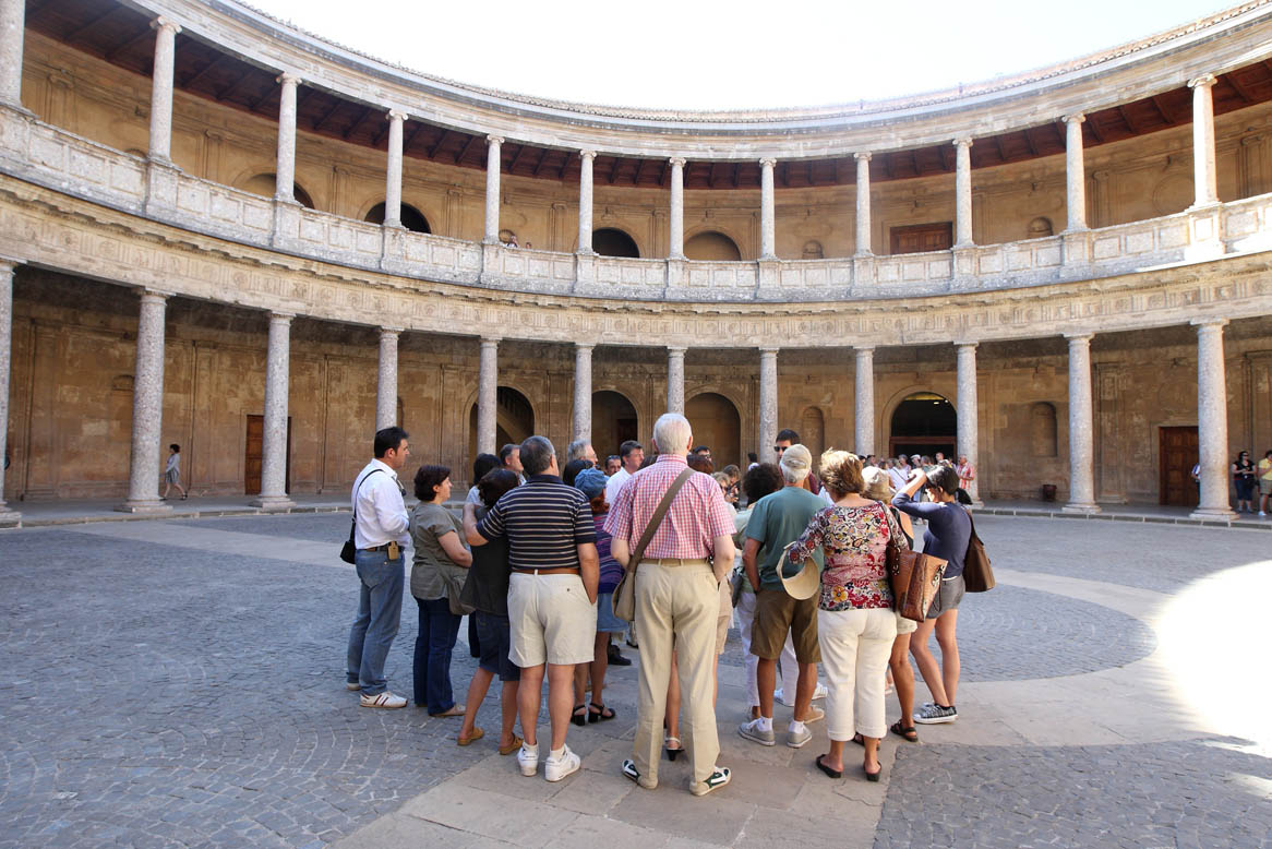 La Alhambra organiza visitas guiadas gratuitas para granadinos y residentes todos los domingos