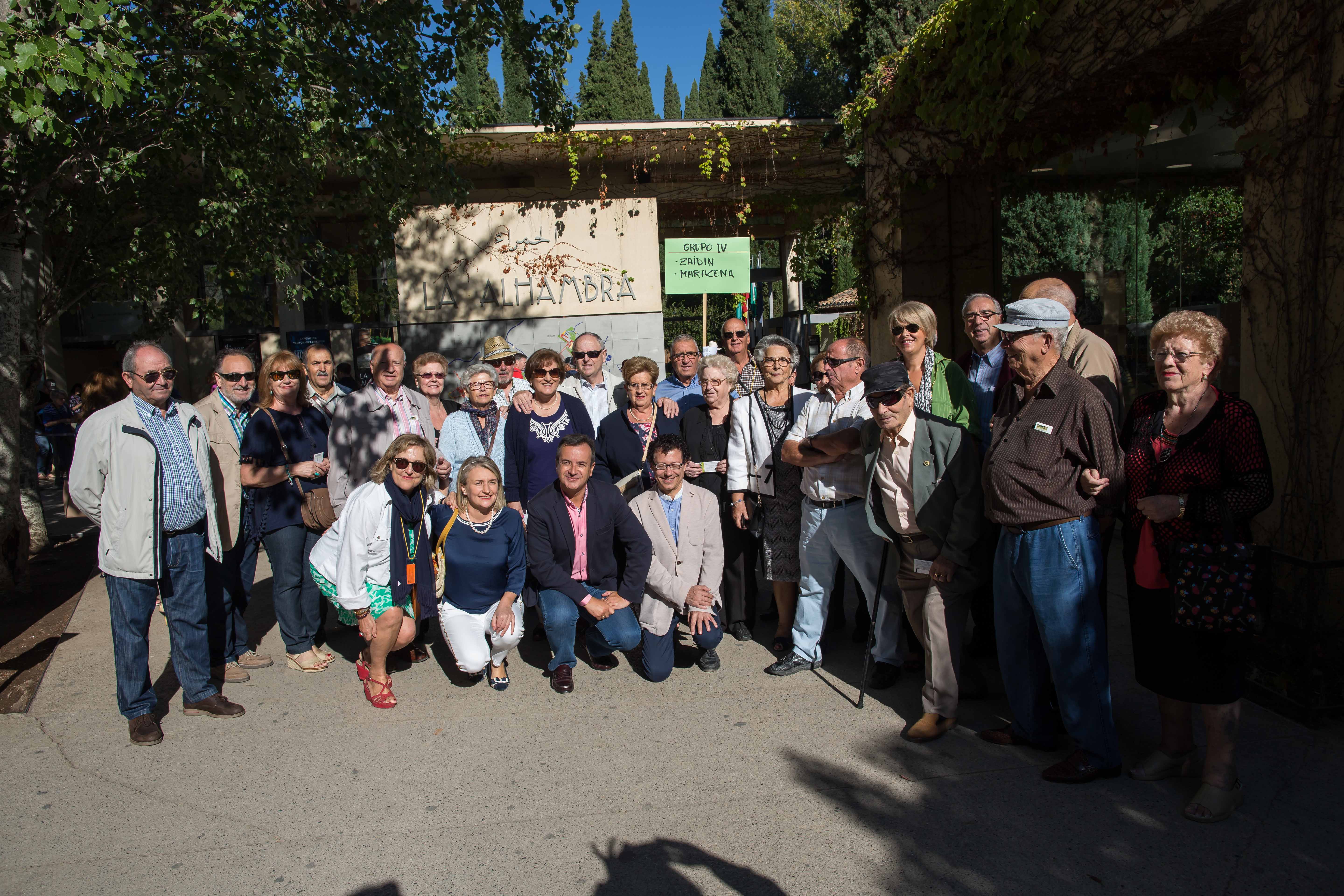 Cerca de 200 mayores de Granada celebran su Día con el plantado de un árbol en los Jardines del Generalife