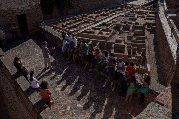 The Alhambra offers guided visits for people from Granada and other local residents every Sunday.