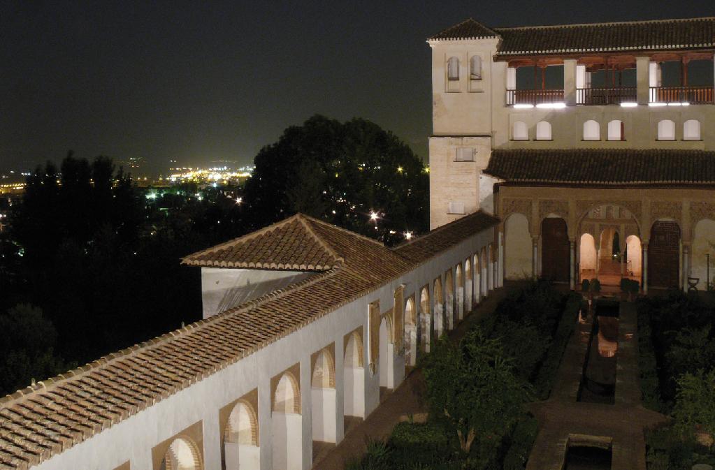 Night tours around the gardens and palace of the Generalife
