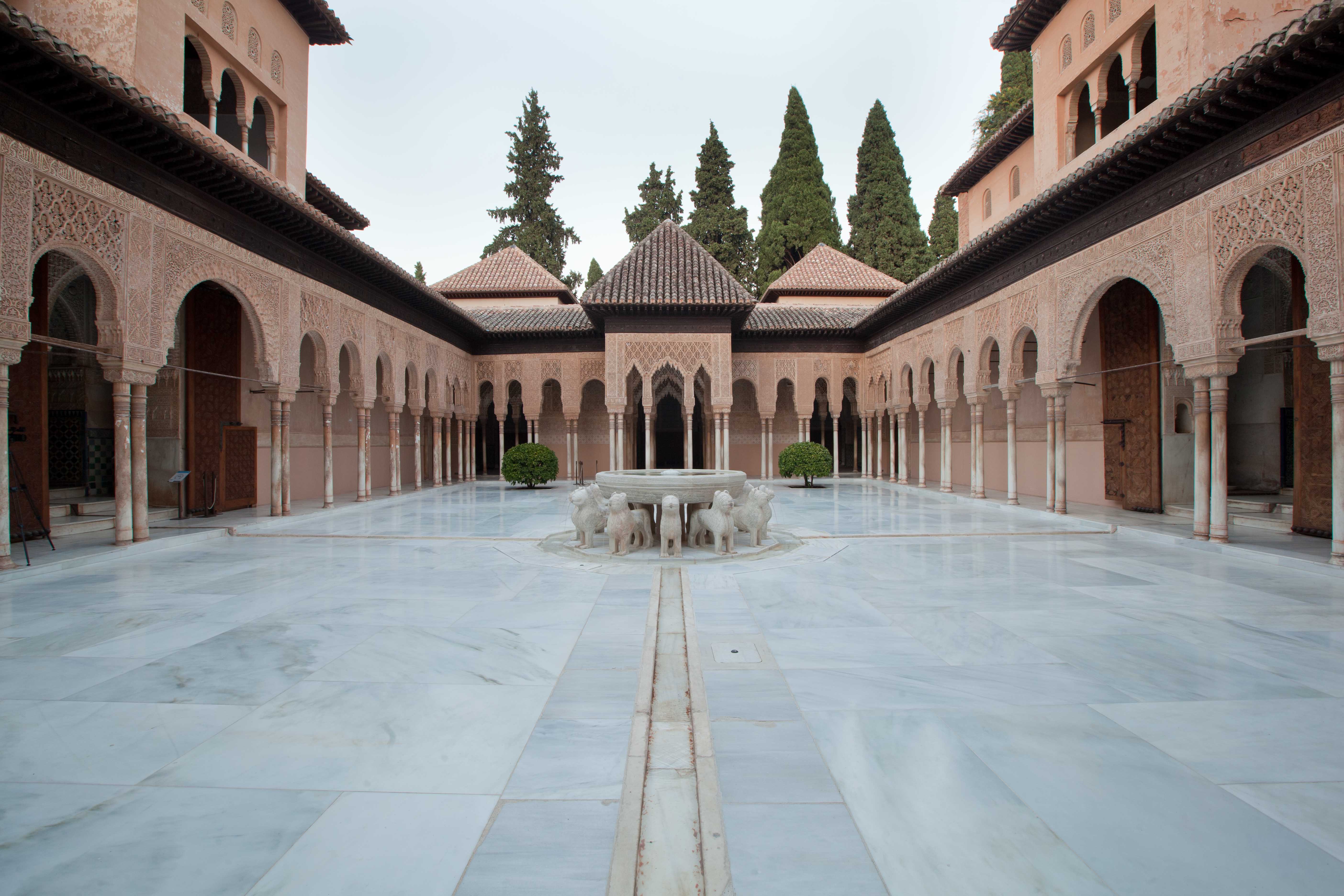The Courtyard of the Lions receives an award from the Andalusia Marble Federation