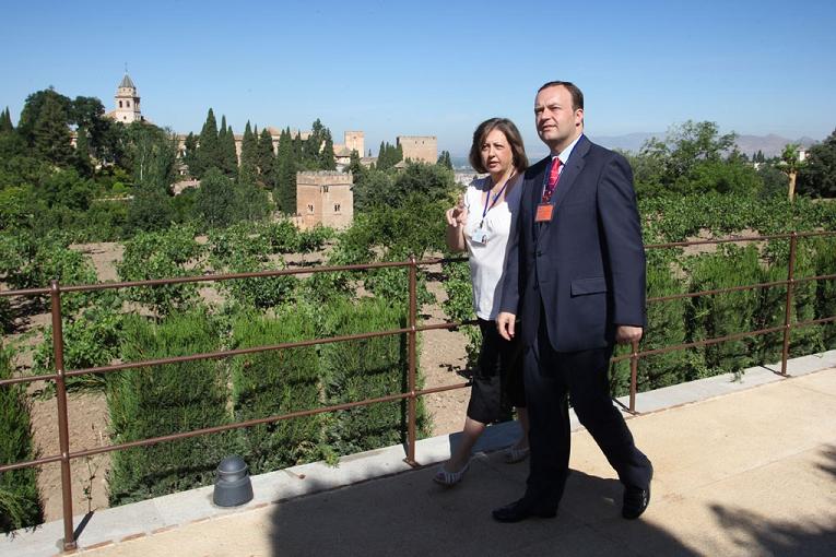 The Regional Government delegate and the Director of the Patronato de la Alhambra visit the Paseo de los Nogales in the Generalife, today opened to the public