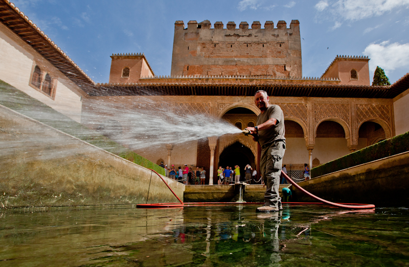 Limpiamos la alberca del Patio de Arrayanes... - Patronato de la Alhambra y  Generalife