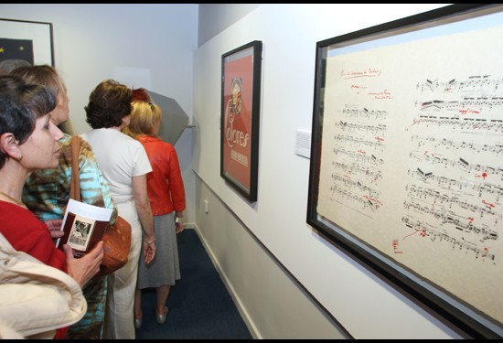 Visitantes en la Exposición Ángel Barrios