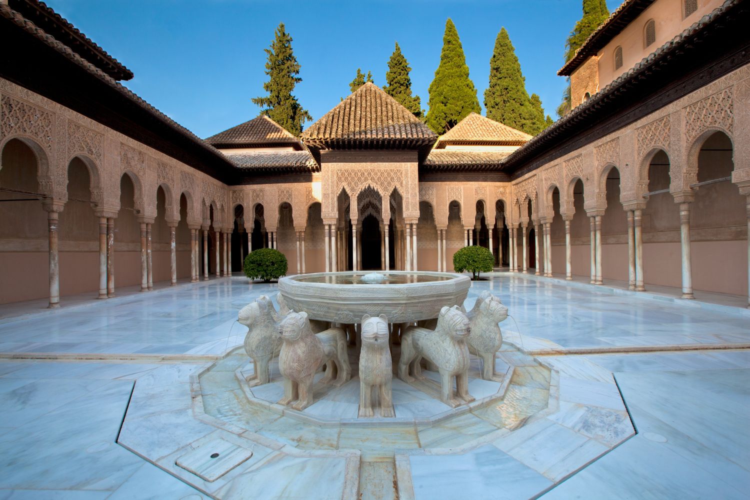 Poesía y arquitectura en la Alhambra. Los poemas del Palacio de los Leones (El jardín feliz)