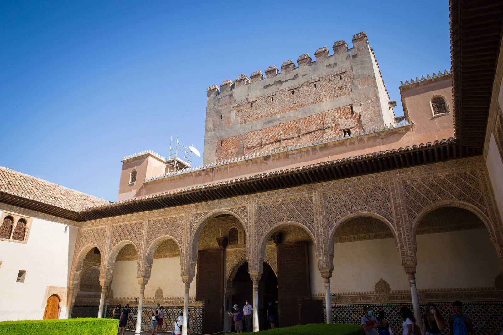 La Alhambra interviene en los merlones de las dos torres laterales de la Torre de Comares para frenar su deterioro