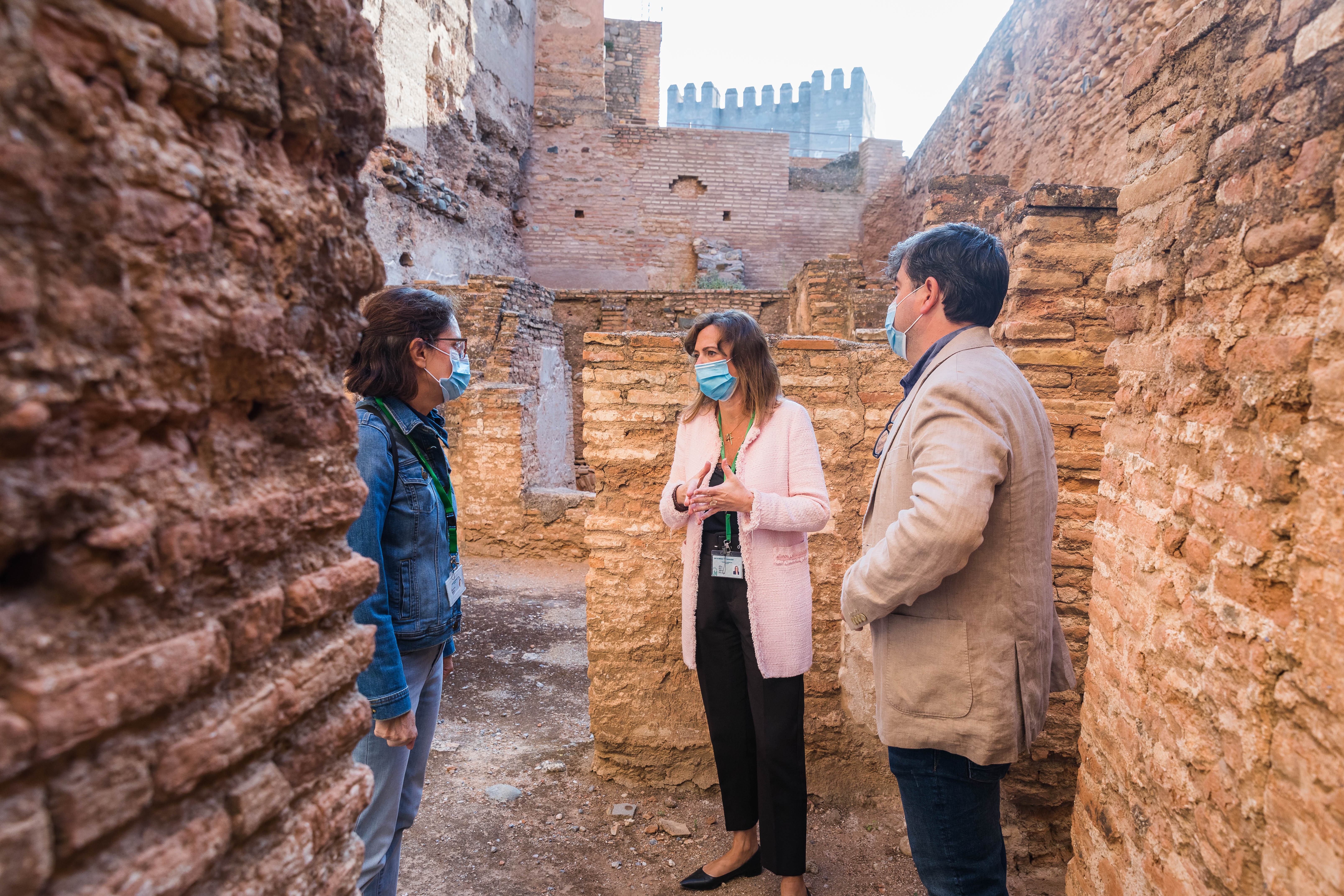 La Alhambra restaura los enlucidos de yeso de los paramentos del baño de la Alcazaba