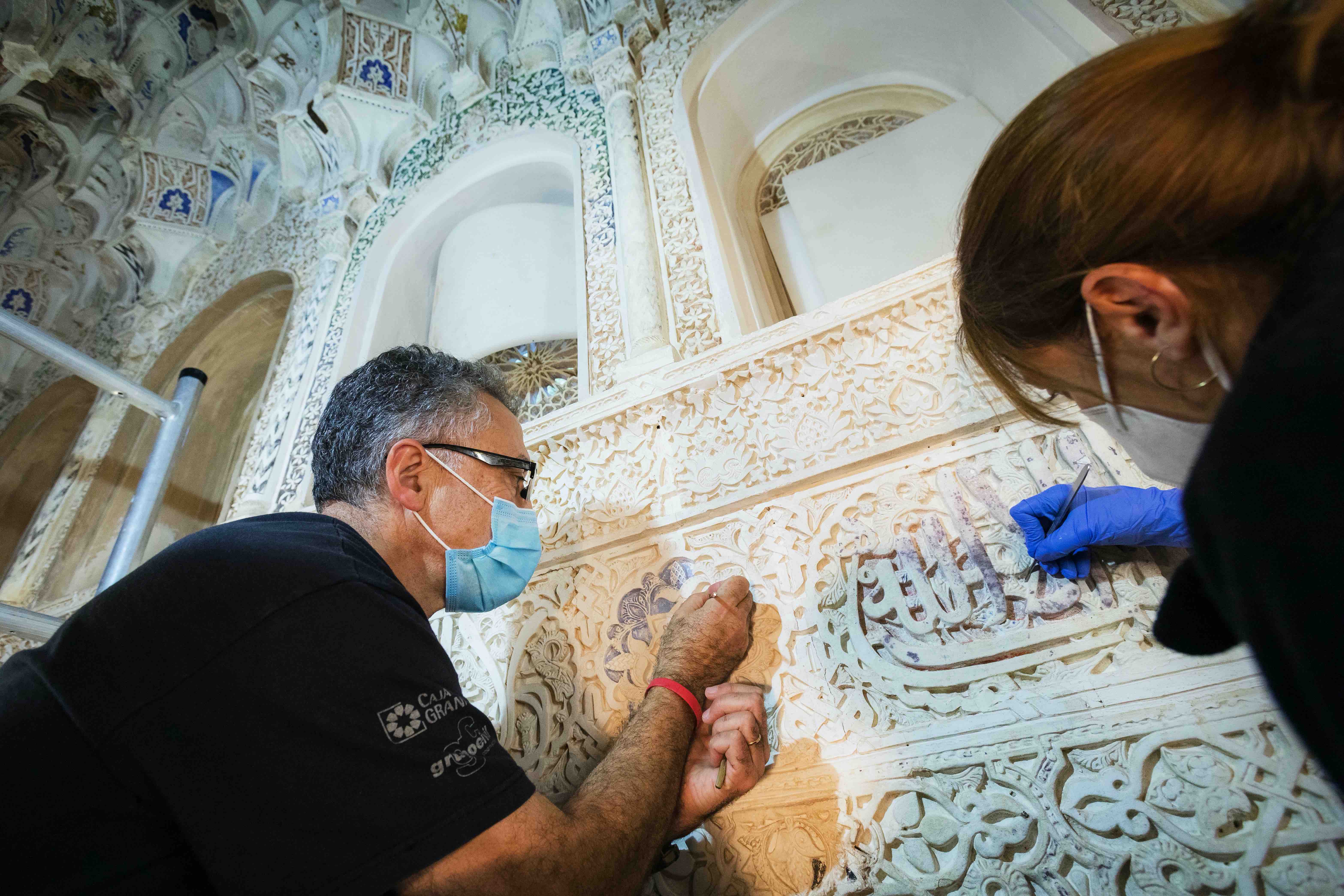 La Alhambra recupera la policromía original de época nazarí de la Sala de los Reyes