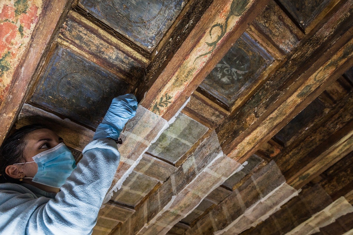 La Alhambra restaura la policromía del alfarje del Peinador de la Reina