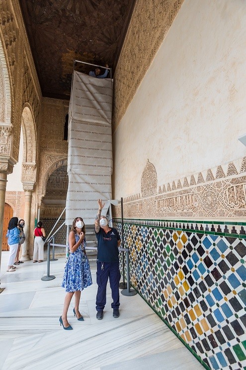 La Alhambra restaura el alfarje del pórtico norte del Patio de Comares