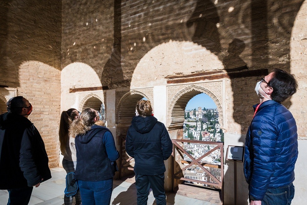 La Alhambra programa nuevas visitas guiadas para acercar a las familias el monumento