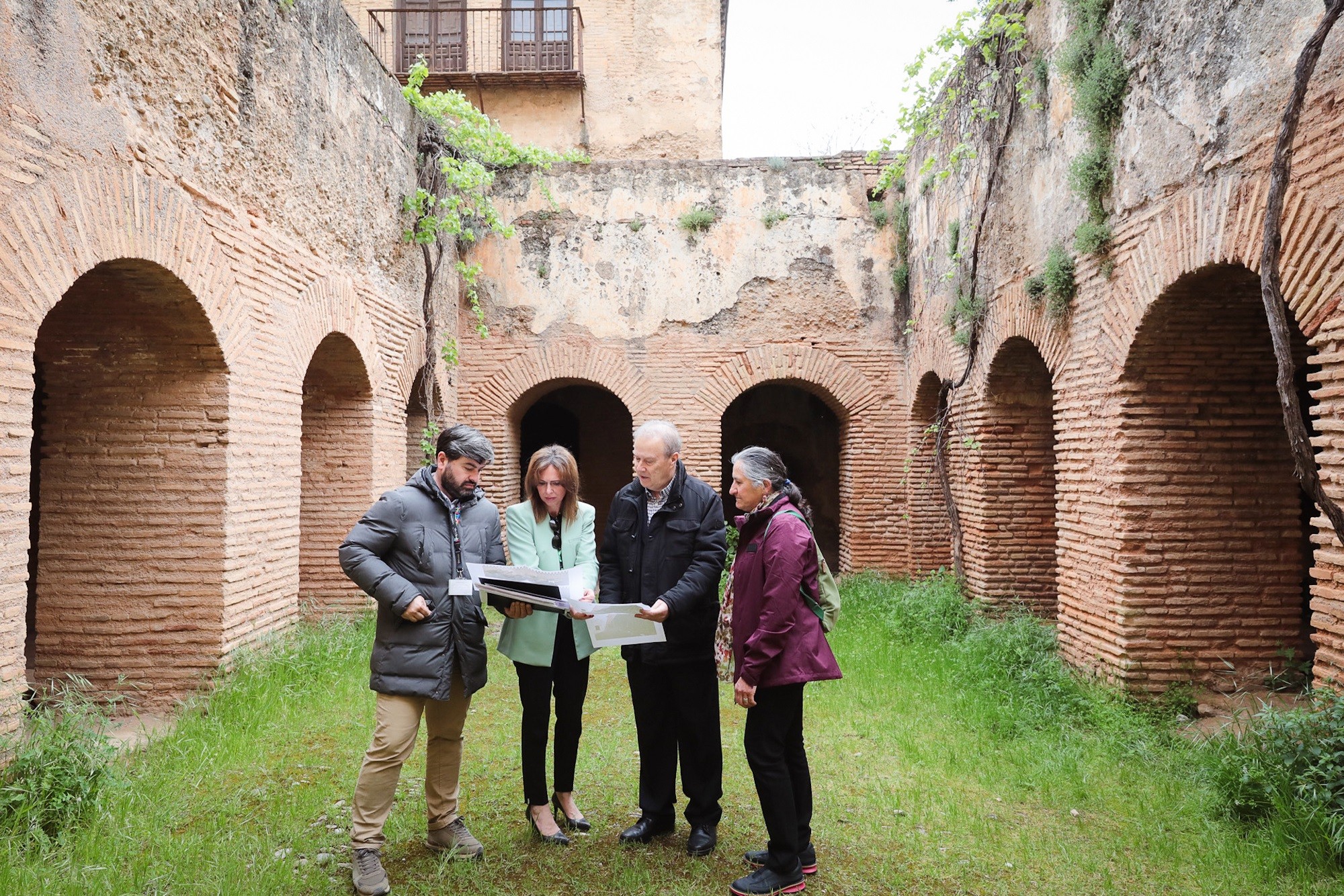 La Alhambra firma el contrato de las obras de restauración del baluarte de la Puerta del Arrabal