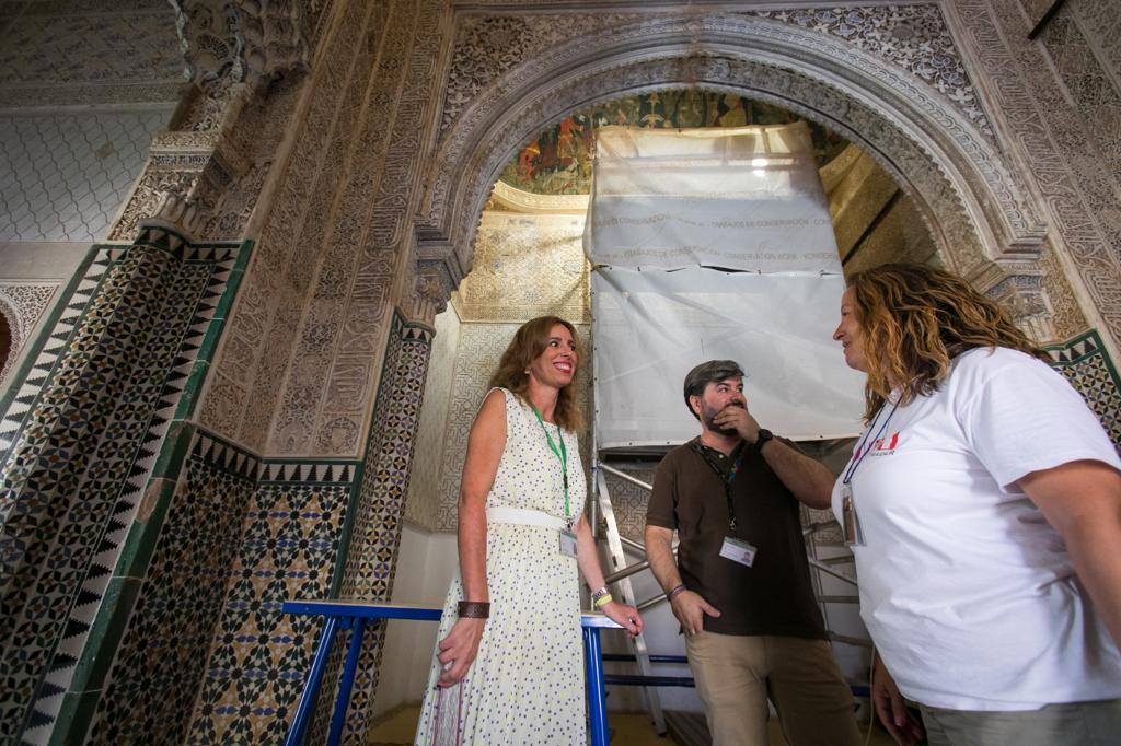 La Alhambra restaura las yeserías interiores de tres alcobas laterales de la Sala de los Reyes