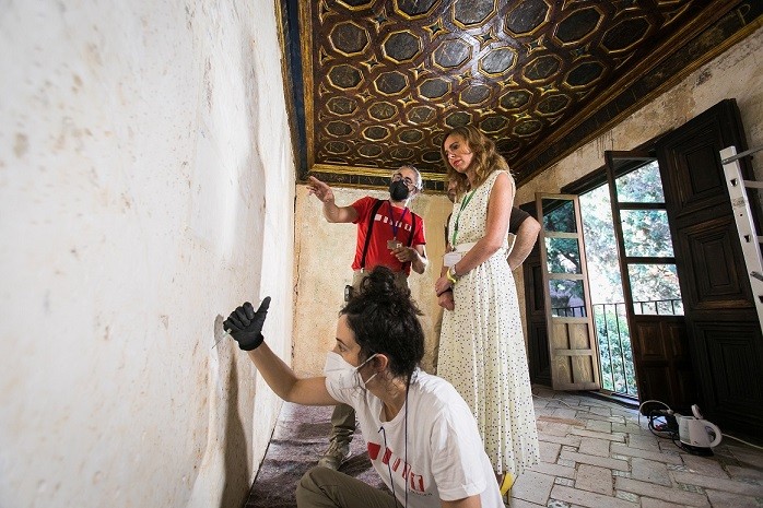 La Alhambra restaura las pinturas murales de las Salas de las Frutas