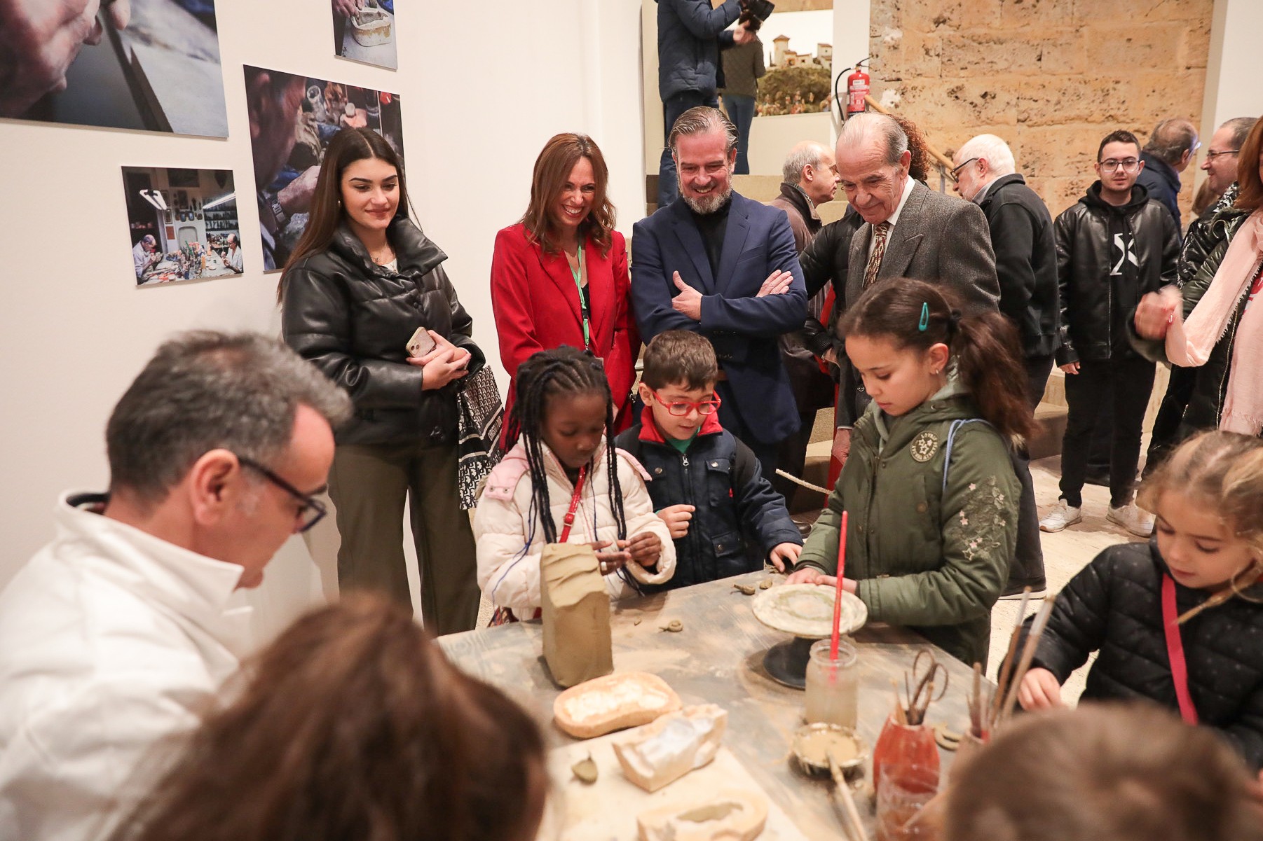 La Alhambra recorre en una exposición la tradición de los barros granadinos