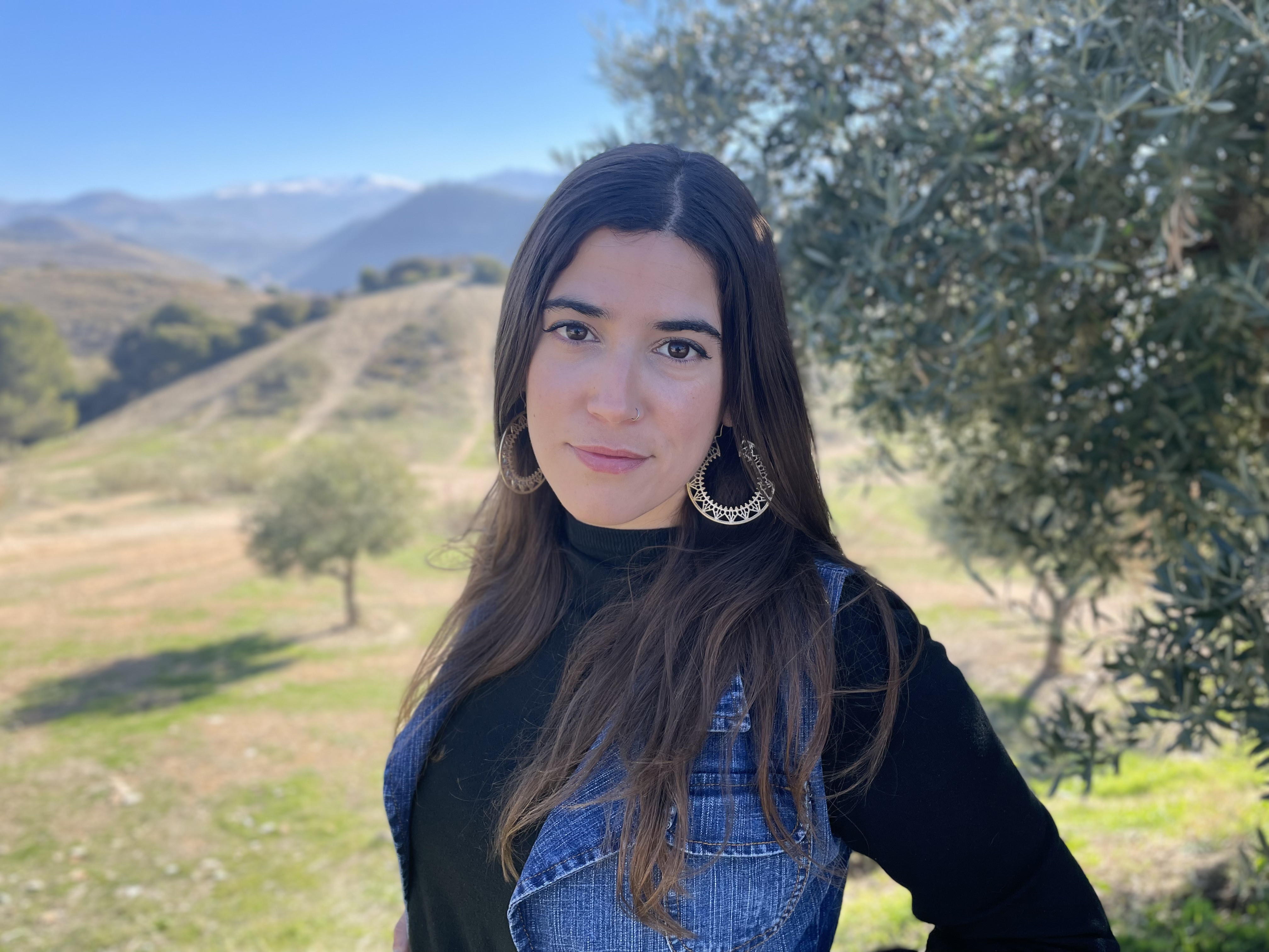 May R. Ayamonte: Necesito vivir en una ciudad donde haya muchas redes culturales. Granada tiene eso y también calidad de vida